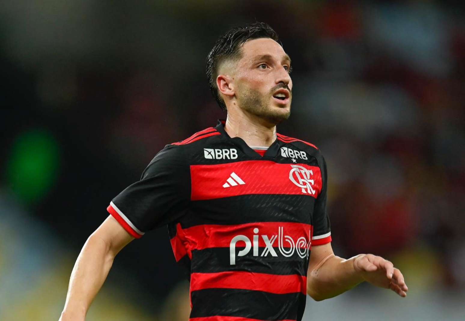 Vi&ntilde;a em a&ccedil;&atilde;o com a camisa do Flamengo