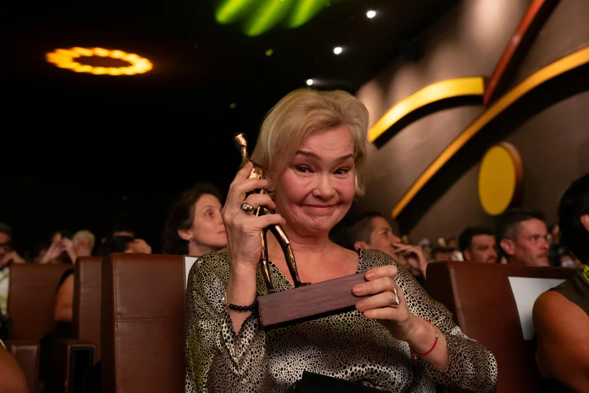 Atriz Julia Lemmertz, é homenageada com troféu Candango durante o 59º Festival de Brasília do Cinema Brasileiro metropoles