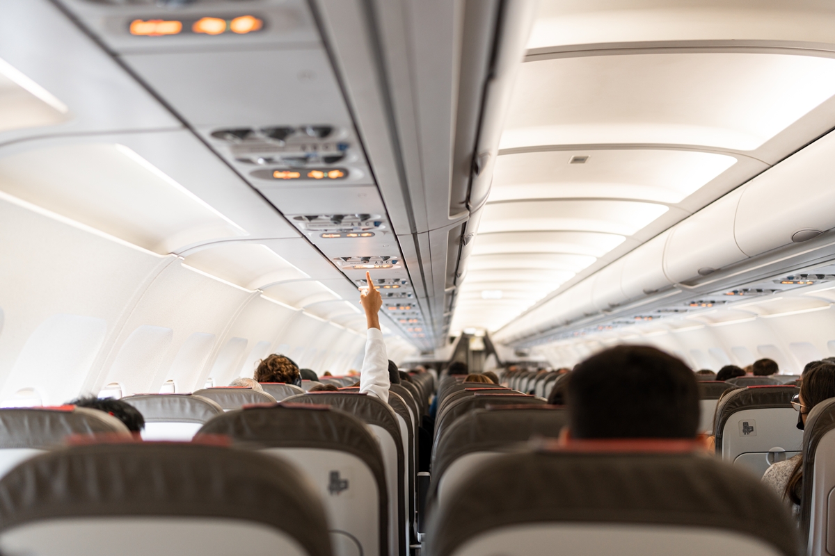 Comissária faz alerta nojento sobre por que evitar comer nas mesas do avião