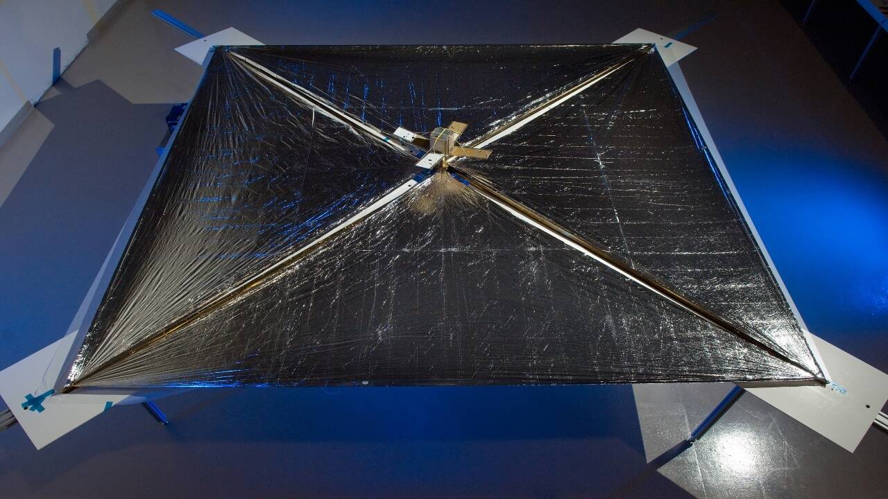 Em 2011, a NASA enviou uma vela solar de 100 pés quadrados para órbita; a fina folha refletiva voou sem combustível.
