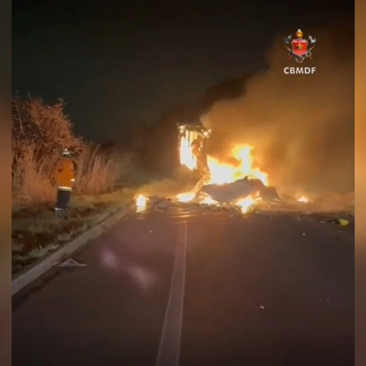 Acidente entre caminhões deixa 2 mortos e interdita trecho da BR-060