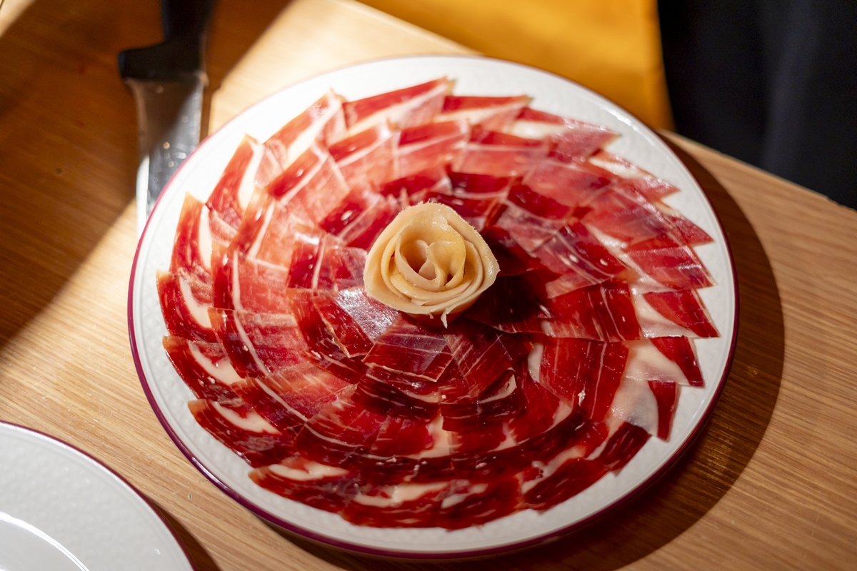 Jamon ibérico servido em um prato
