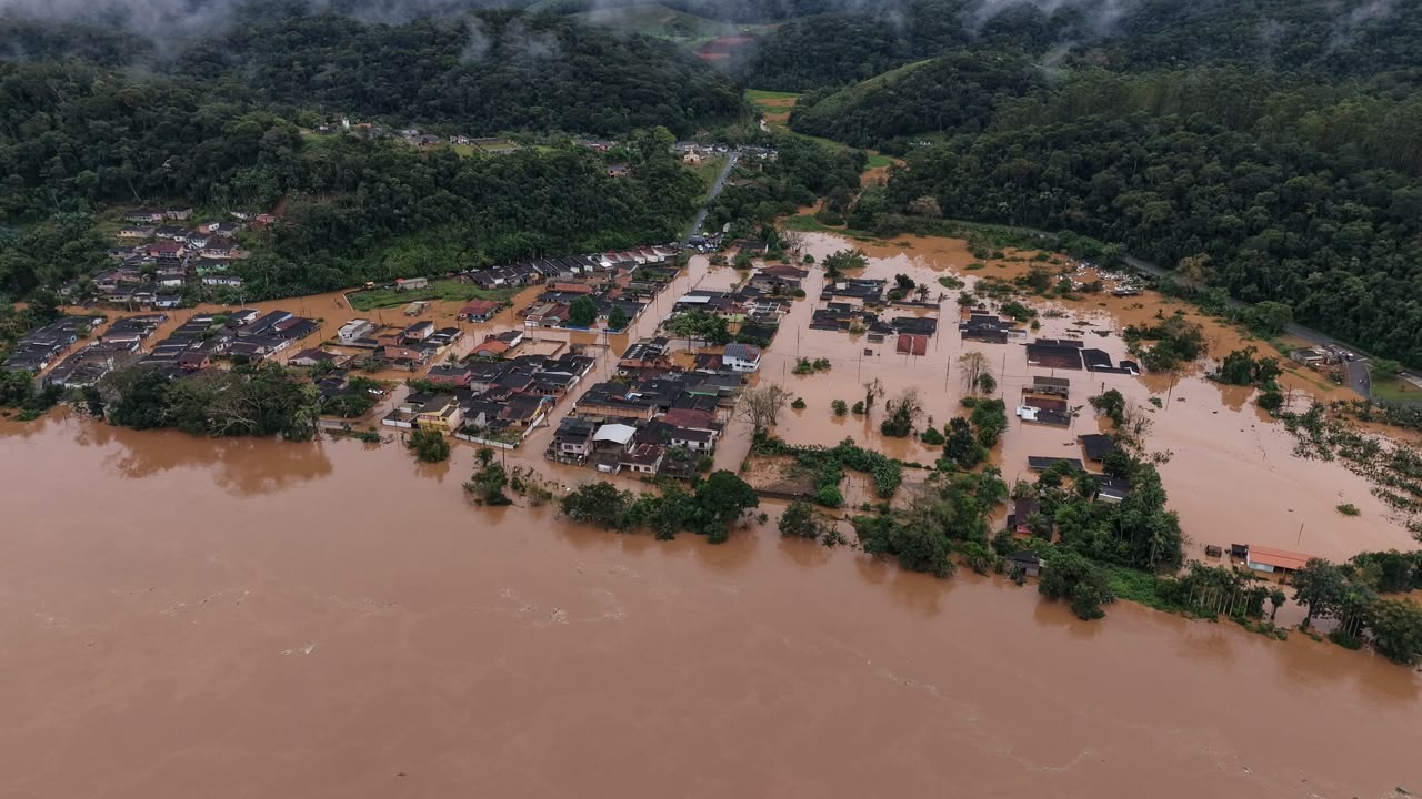 Casas, comércios e campo de futebol ficam embaixo d'água após cheia do Rio Ribeira em SP; VÍDEO