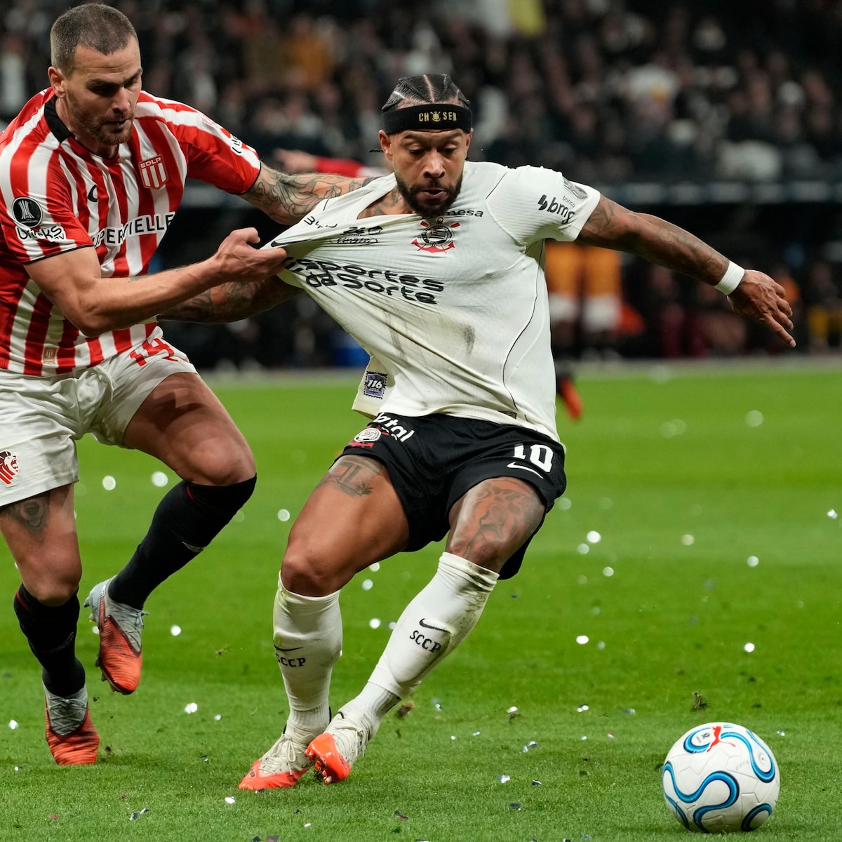 Corinthians sente peso da Libertadores e Memphis sela queda para o Estudiantes ao isolar pênalti