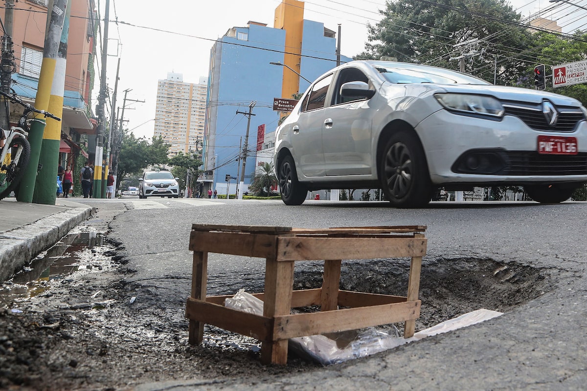 Santa Cecília: leitora se queixa de bueiro afundando em rua da região
