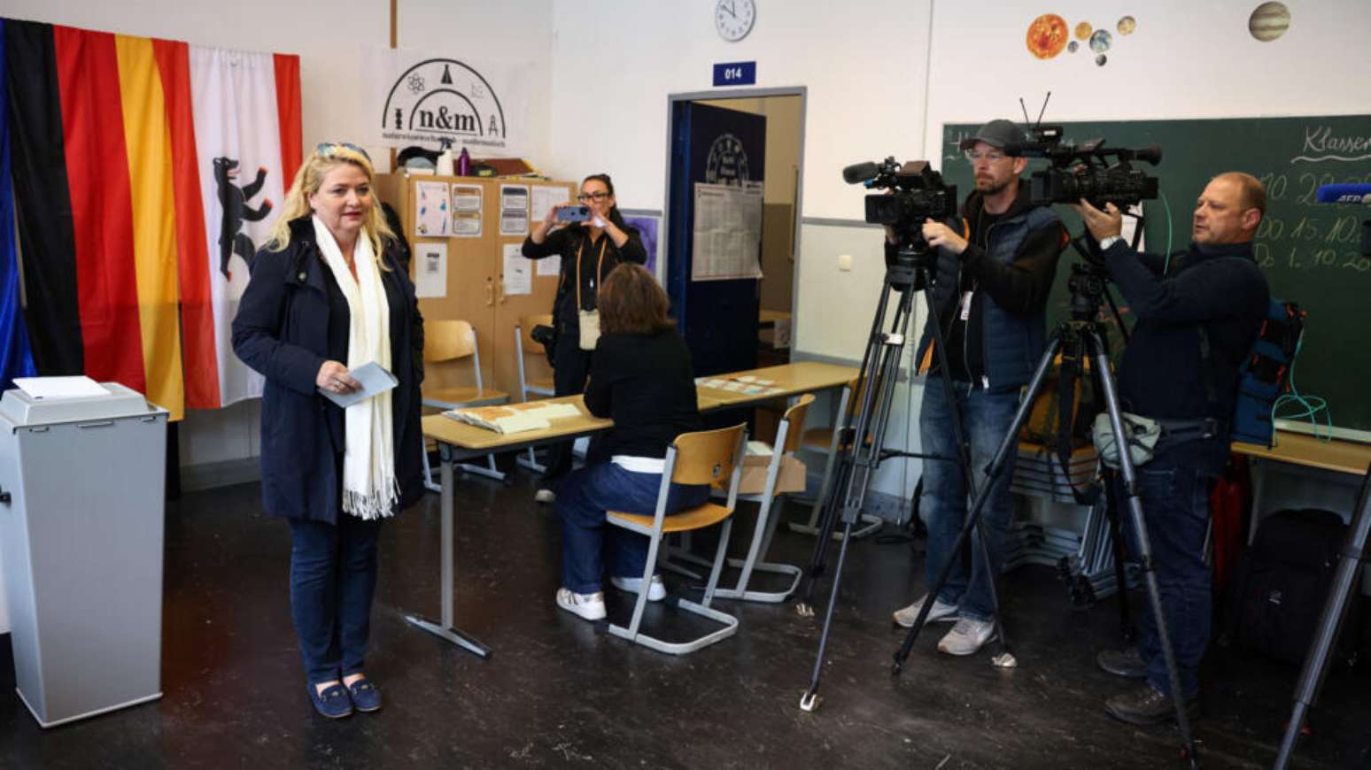 Kristin Brinker, principal candidata da Alternativa para a Alemanha (AfD) na elei&ccedil;&atilde;o estadual de Berlim, vota em se&ccedil;&atilde;o eleitoral na capital alem&atilde; durante a vota&ccedil;&atilde;o regional deste domingo (20). Foto tirada em 20 de setembro de 2026.