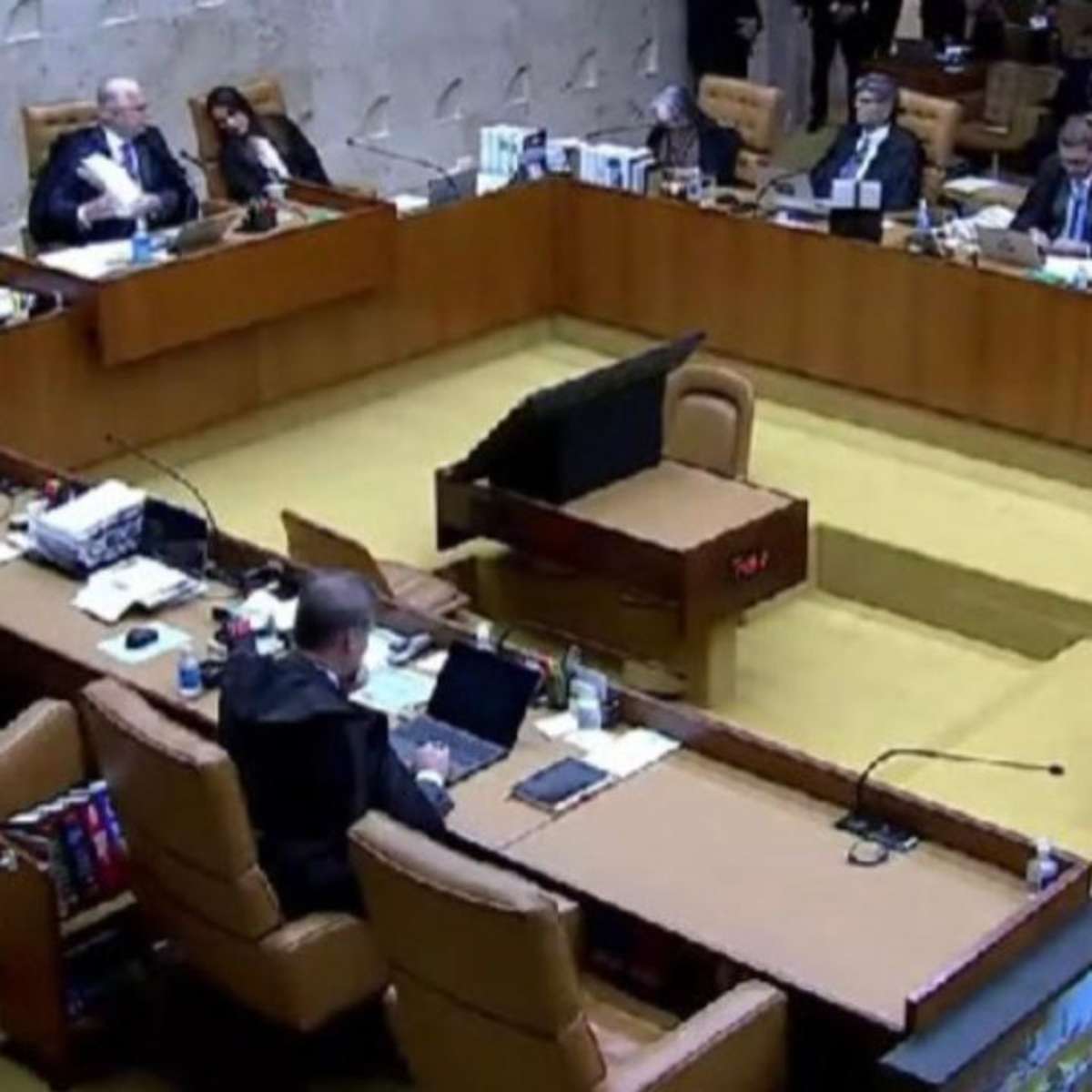 STF tem sessão presencial esvaziada um dia após bate-boca entre ministros em julgamento de Moraes