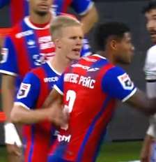 Matheus Reis, do CSKA Moscou, empurrou o árbitro após ser expulso no Campeonato Russo – Reprodução de vídeo Foto: Jogada10