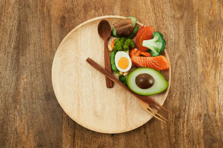Comer tarde da noite faz mal? Entenda como o horário das refeições pode influenciar glicemia e peso