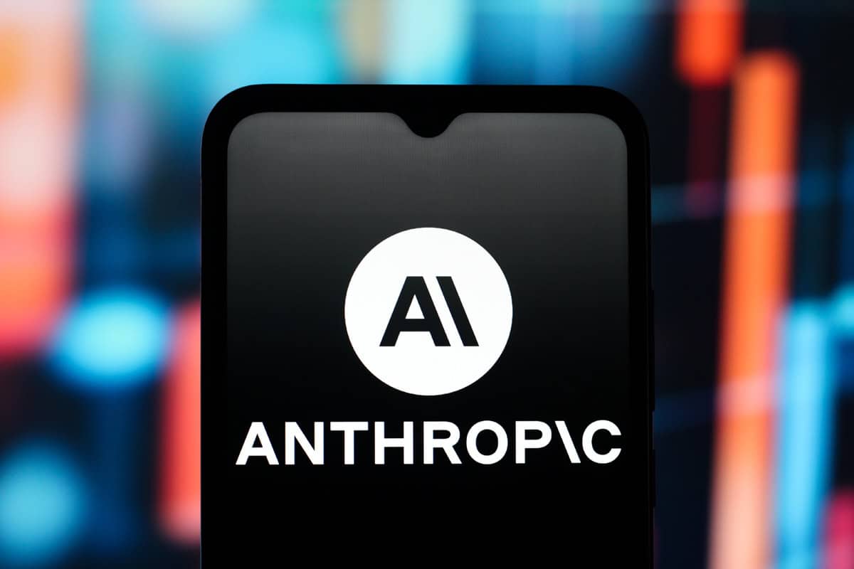 O logotipo Anthropic AI é visto em uma tela de smartphone.