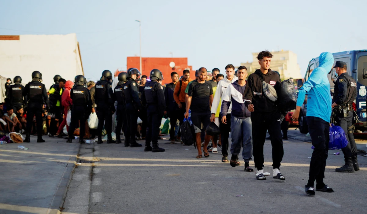 A Espanha diz que mais de 5.300 migrantes deixaram Cêuta no mês