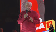 'Brasil não comporta político vira-lata que fica de quatro para os EUA', diz Lula sobre Eduardo e Flávio Bolsonaro