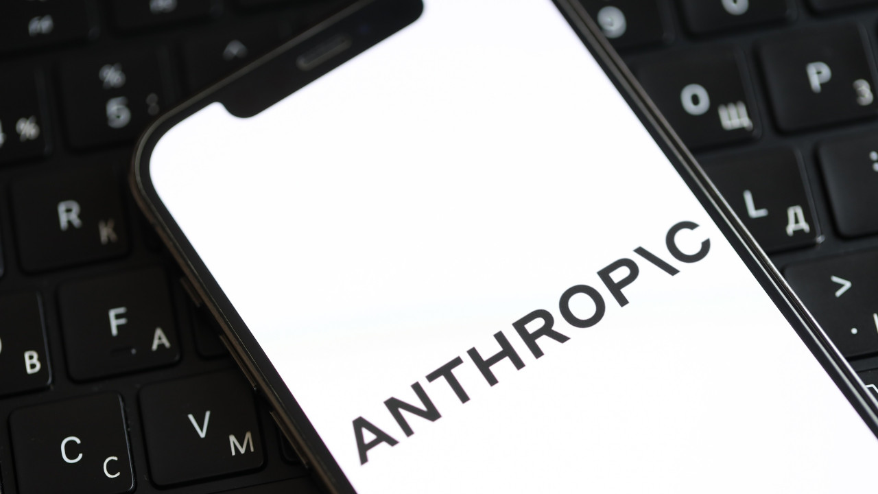 CEO da Anthropic pede freio na IA e alerta que tecnologia pode dominar a internet