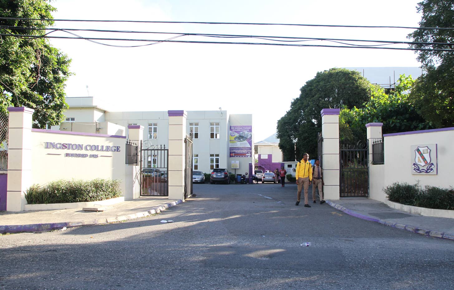 Aluno do KC visto pendurado na grade não estava sendo intimidado, afirmam fontes