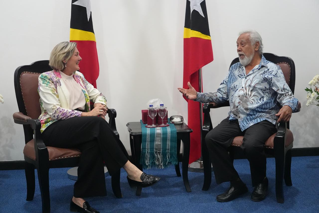 Reprezentante Governu Austrália bá Greater Sunrise, Katrina Cooper, hodi atualiza progresu finalizasaun dokumentu tolu hanesan Petroleum Mining Code, Fiscal Regime no Production Sharing Contruct ba estudu viabilidade kampu Greater Sunrise. ba Primeiru-Ministru, Kay Rala Xanana Gusmão. Imajen/Mídia GPM.