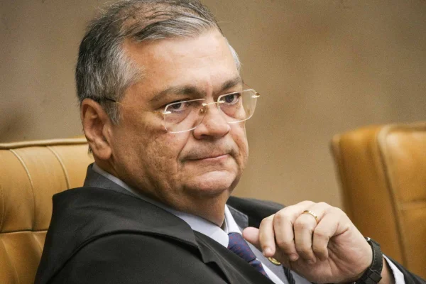 Dino diz que Fachin não deveria tirar caso Master e INSS de Mendonça