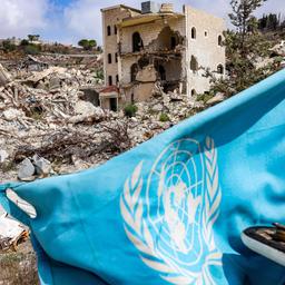 Eine UN-Flagge vor Trümmern im Libanon.