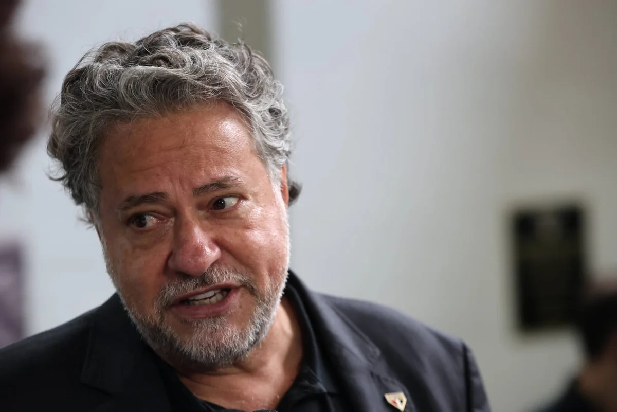 foto colorida do presidente do SPFC, Julio Casares, no velório do empresário Abilio Diniz, em SP - Metrópoles