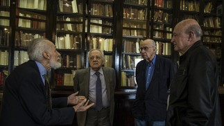 Zuenir Ventura entrevista os historiadores Alberto da Costa e Silva, Evaldo Cabral de Melo e José Murilo de Carvalho — Foto: Guito Moreto / Agência O Globo