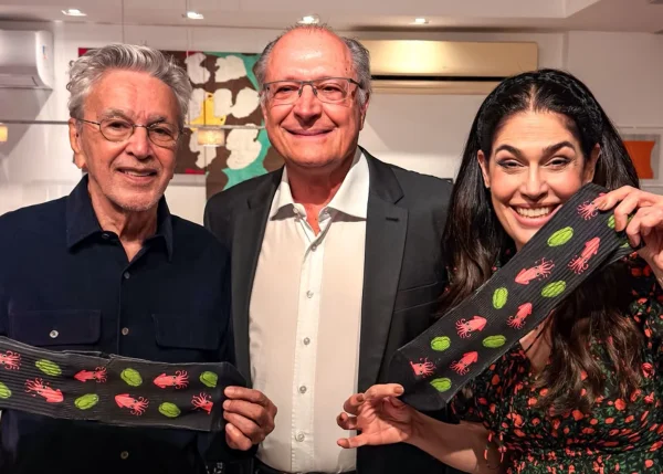 Caetano e Paula Lavigne recebem Geraldo Alckmin em apoio ao vice