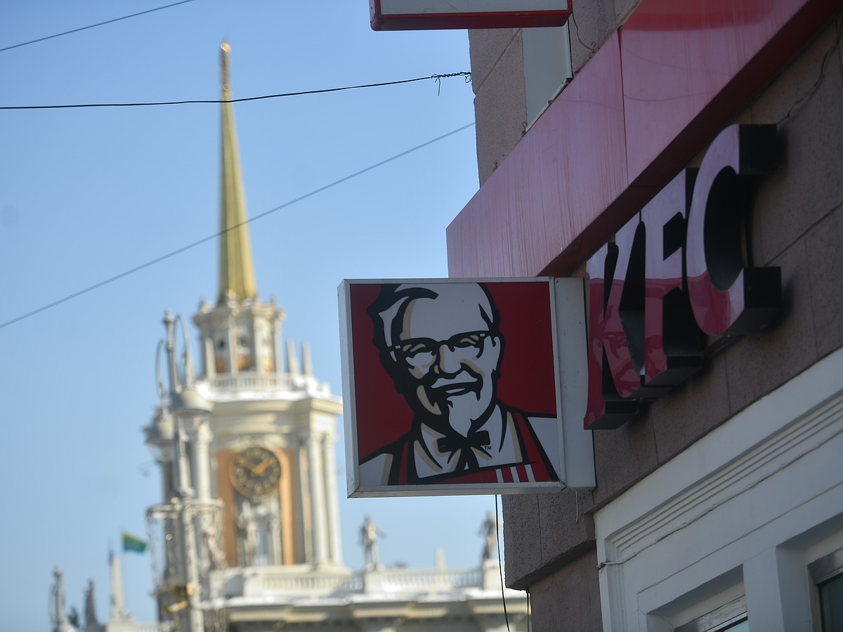 Na Grã-Bretanha, um bebê nasceu em uma vaga de estacionamento do KFC: o 'coronel' Cody e sua família receberam presentes do restaurante.
