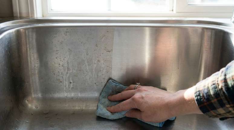 Truque caseiro de 1 minuto para deixar o inox da pia brilhando