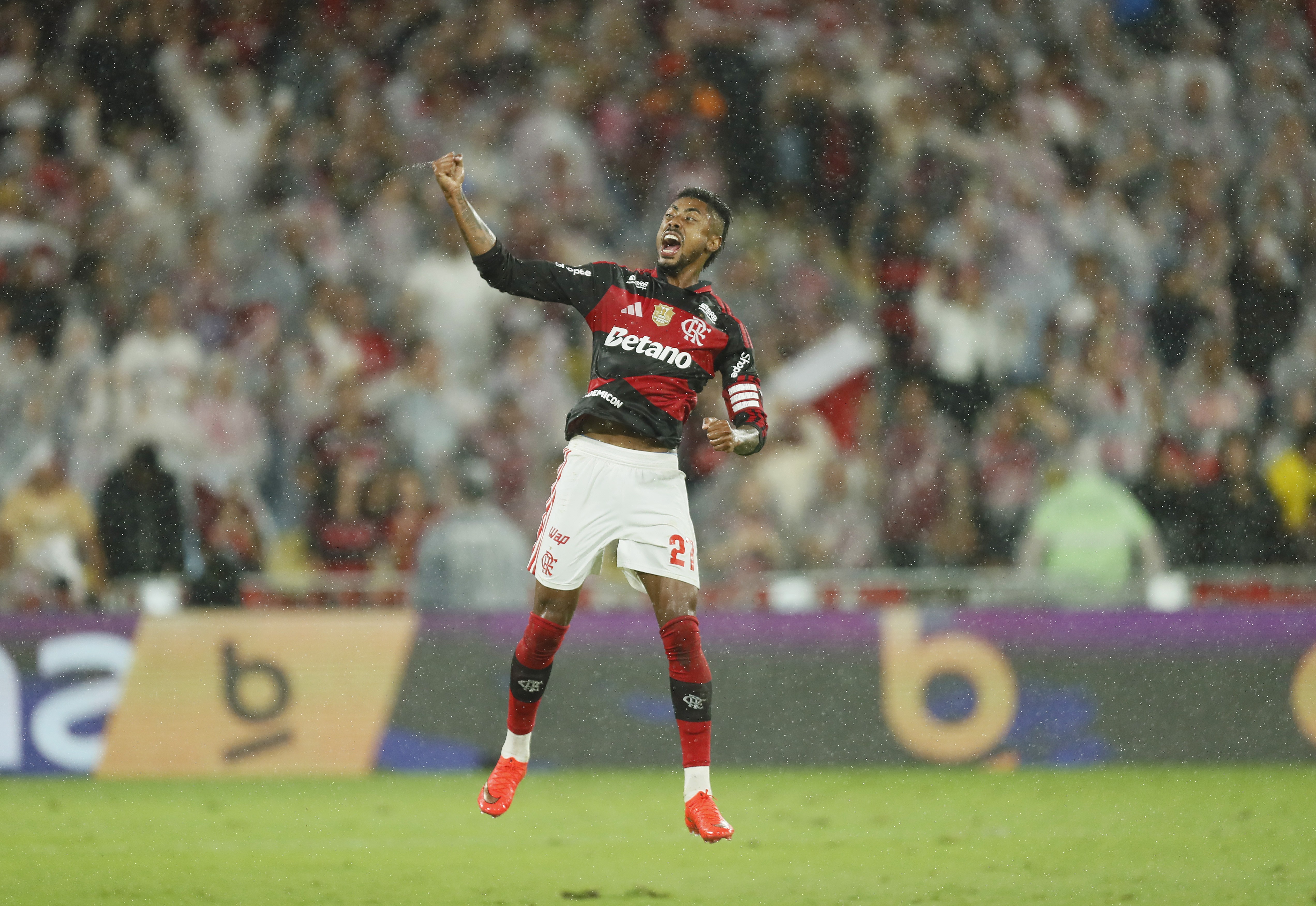 Viralizou: falhas de Muralha, estrela de Bruno Henrique e chororô duplo de Wallace Yan