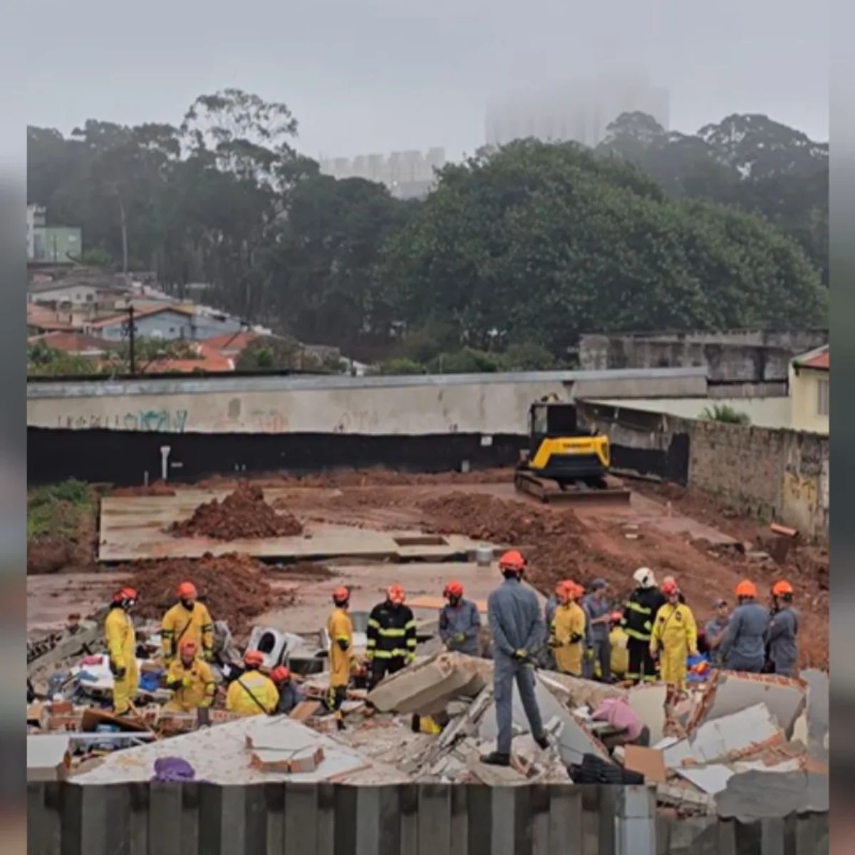 Sobe para 5 número de mortos em desabamento em SP. Menina está desaparecida