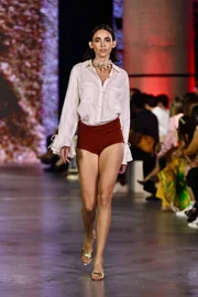 Mikaela Gomes, veterana do Metrópoles Catwalk, brilha no 3º dia de desfiles