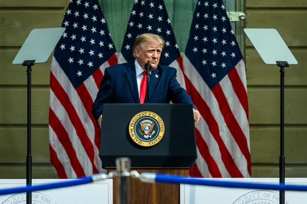 Casa Branca cumpre ameaça de Trump, barra jornalistas e confisca crachás