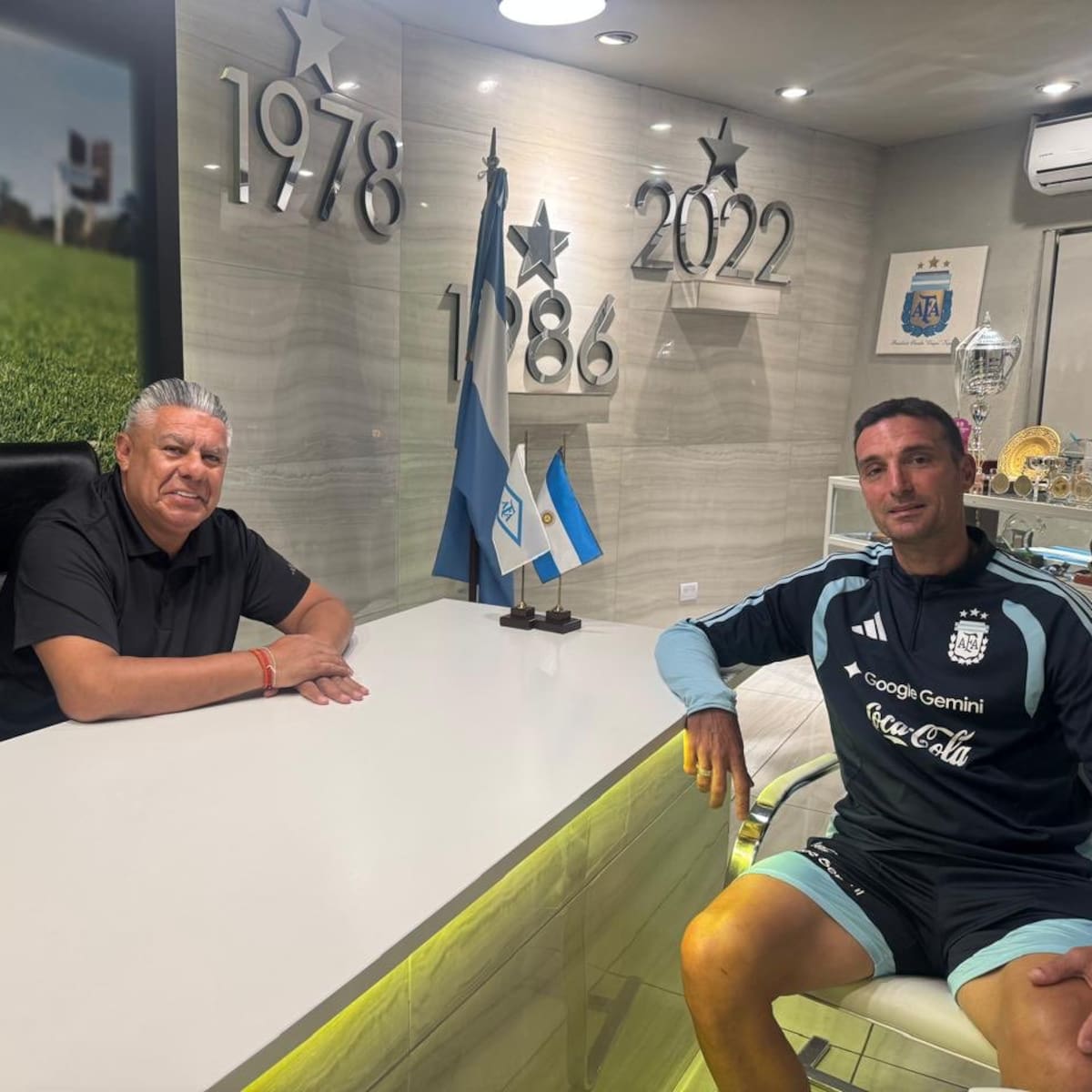 La AFA anunció que el presidente Claudio "Chiqui" Tapia comenzó a conversar con Lionel Scaloni con el objetivo de renovar su contrato con la selección argentina
