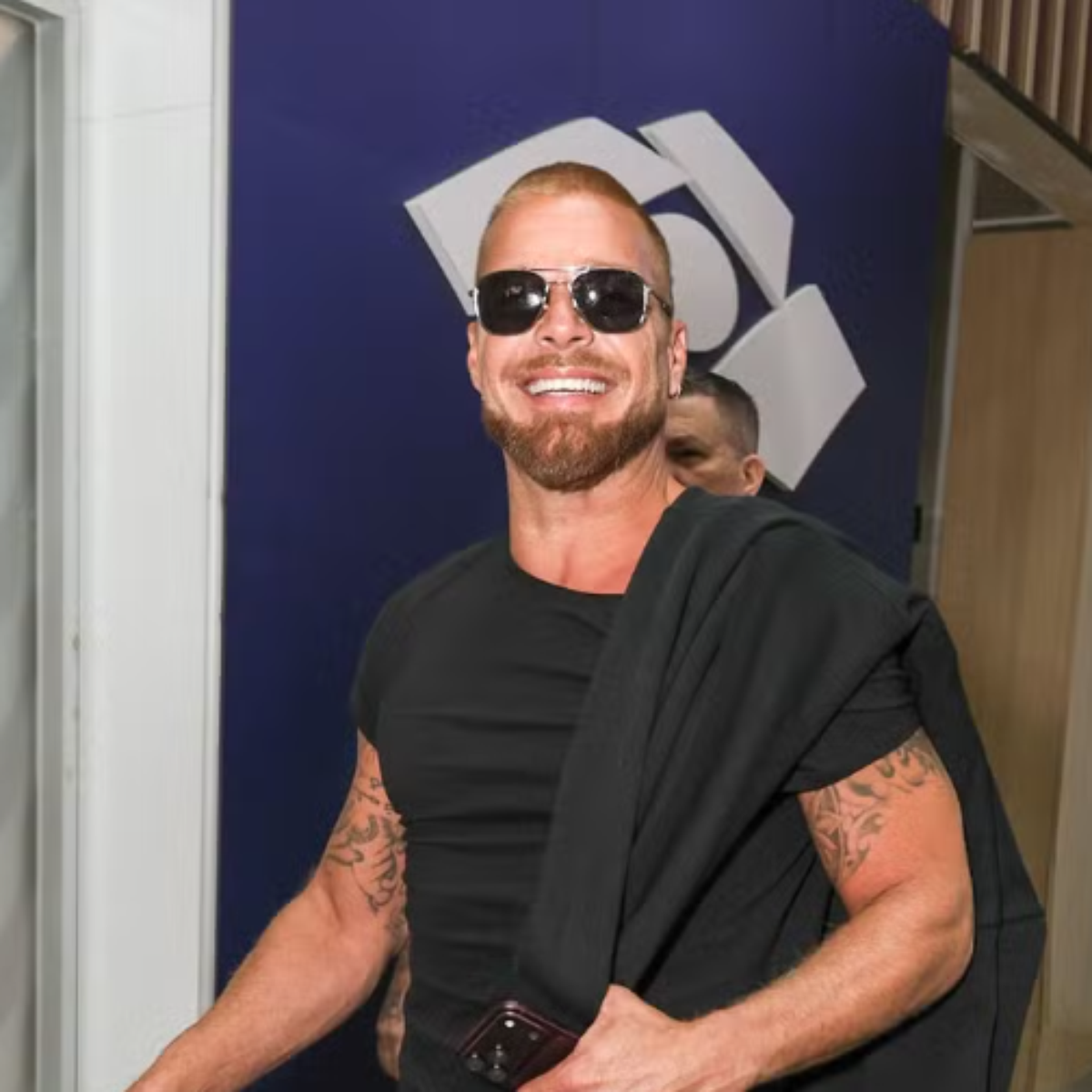 Ricky Martin chega ao Brasil para show no Maracanã e detalhe inusitado chama atenção