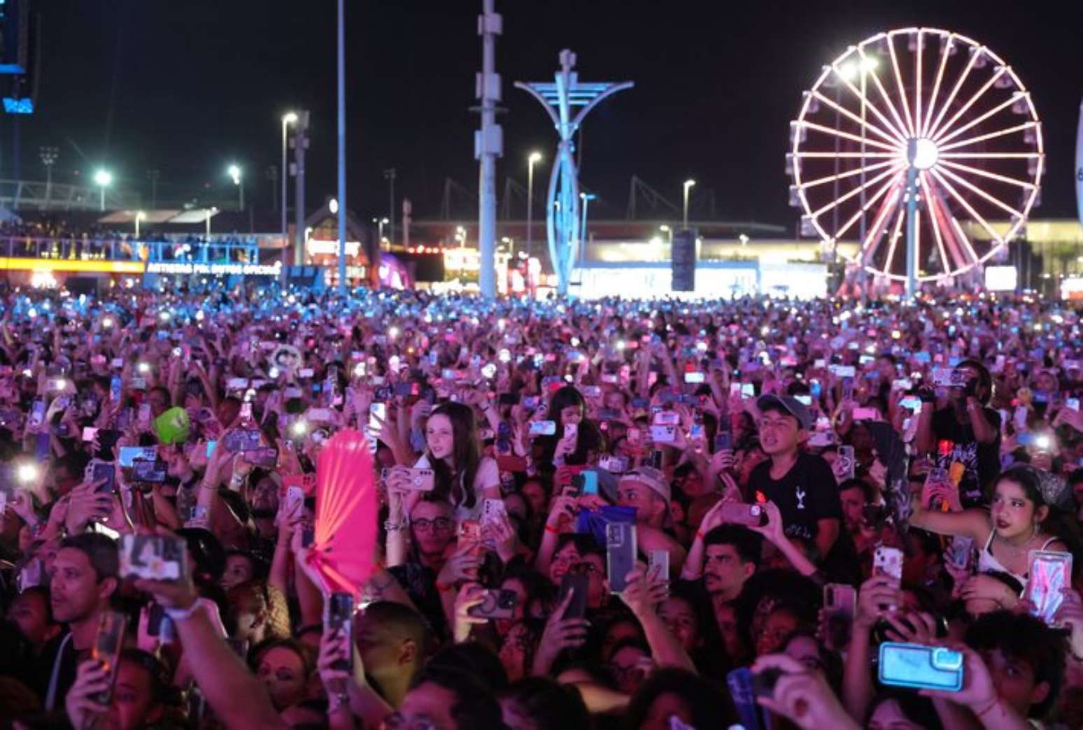 Fãs acompanharam o show do Stray Kids no Rock in Rio com os celulares em riste