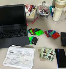 Autoridades apreenderam documentos falsos, celulares, cartões e um notebook Foto: Divulgação/Polícia Federal