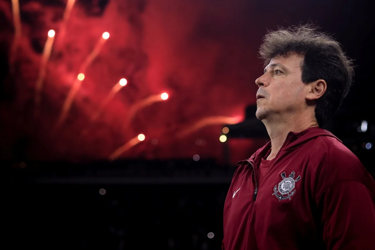Corinthians: Diniz lamenta eliminação e fala sobre pênalti de Memphis