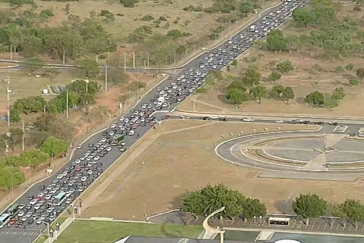 Semáforos desligados complicam o trânsito no Eixo Monumental