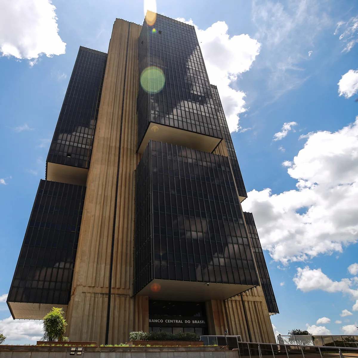 Copom reduz taxa Selic e juros caem para 13,75% ao ano