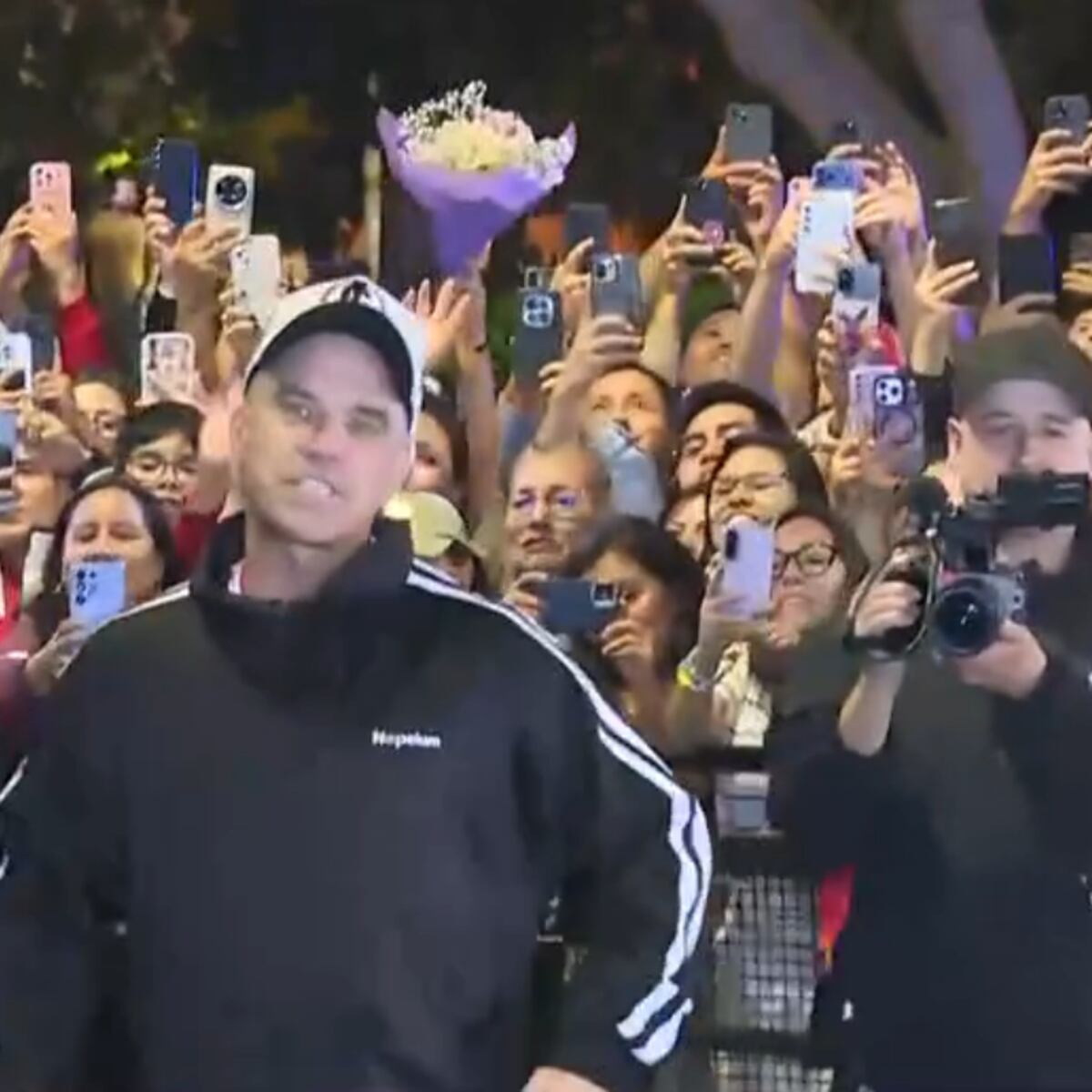Robbie Williams diz adeus a Lima com um show improvisado após o fechamento do Arena 1