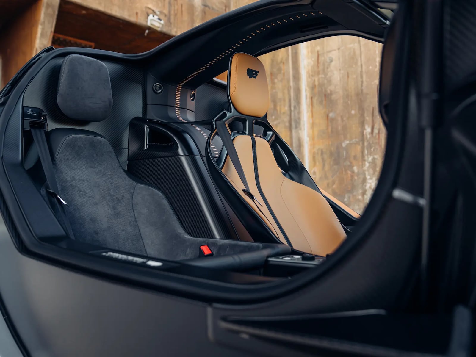 Banco do motorista, com acabamento mais claro, se destaca em relação ao dos passageiros Alex Penfold/Cortesia da RM Sotheby's