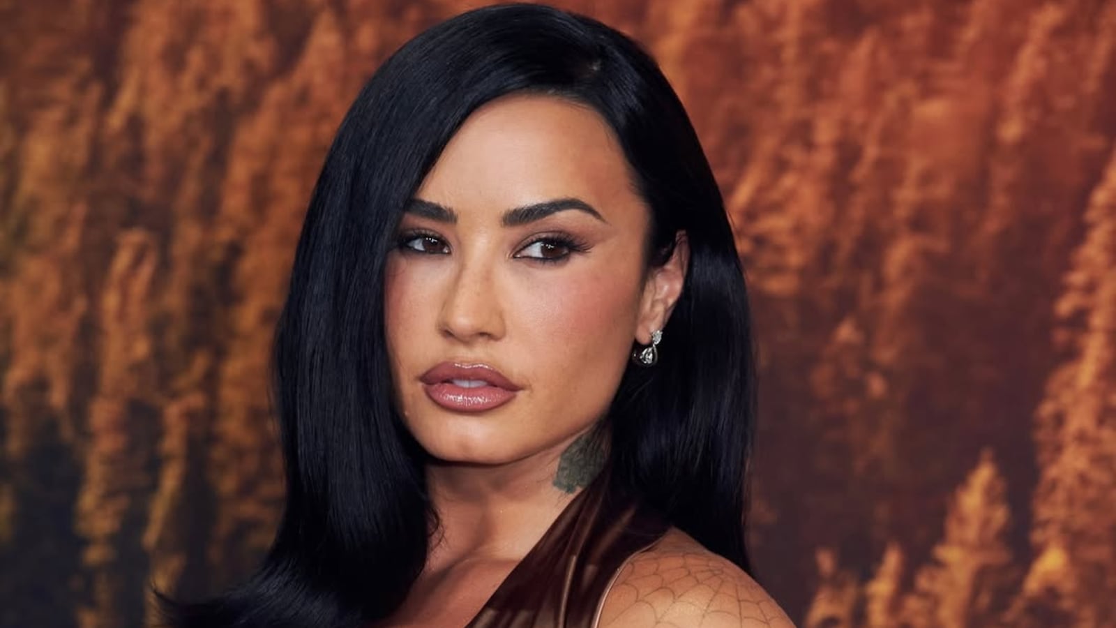 Brincos de pressão de Demi Lovato geraram confusão na internet em 2017 Reprodução/Instagram/@ddlovato