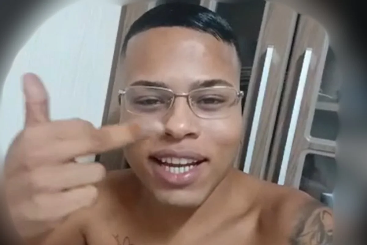 Rapaz pardo de óculos e cabelo curto - Metrópoles