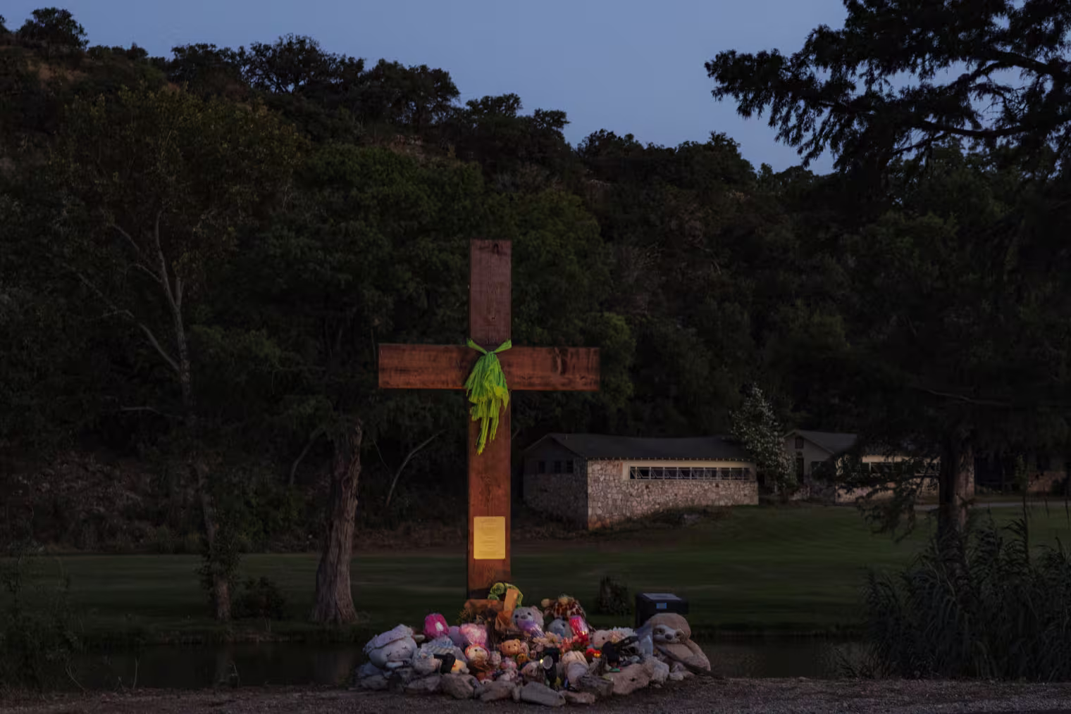 Investigadores do Texas buscam provas de homicídio culposo e outros crimes nas mortes de 27 pessoas no inundações em Camp Mystic