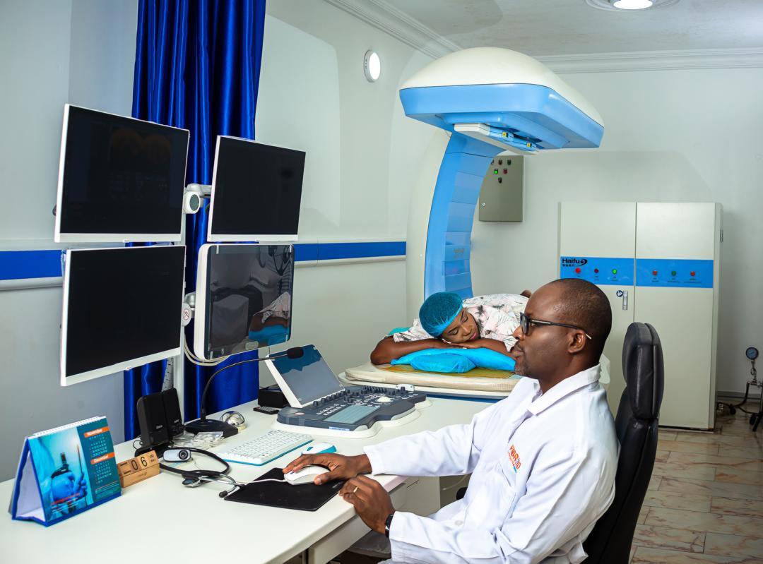 1.000 mulheres, sem incisões: Como a Nigéria está mudando o futuro do tratamento de fibromas