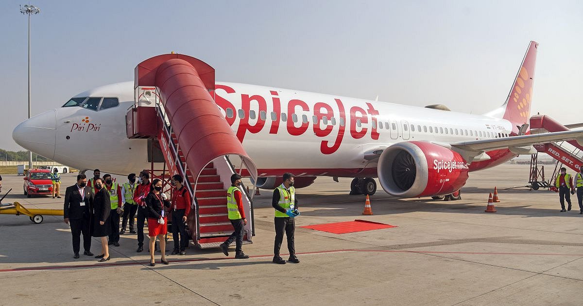 Os passageiros da Flyer protestam no aeroporto de Deli após atrasos nos voos da SpiceJet para Dubai