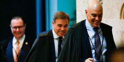 Os ministros Cristiano Zanin (ao fundo), Andr&eacute; Mendon&ccedil;a e Alexandre de Moraes em sess&atilde;o no STF Foto: Wilton Junior/Estad&atilde;o / Estad&atilde;o