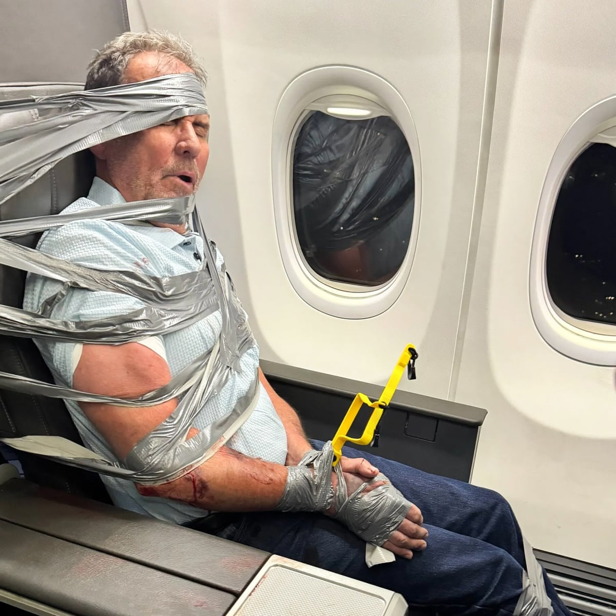 Um passageiro americano que foi amarrado com fita adesiva à poltrona de um avião diz: 'Não me lembro de nada disso'
