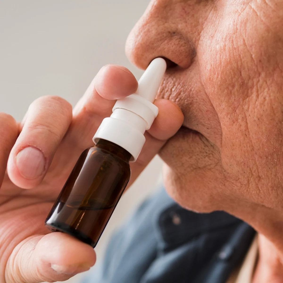 Spray nasal feito de placenta humana reduz efeitos de Alzheimer em animais