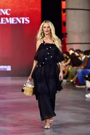 Raica Oliveira desfila no Metrópoles Catwalk nesta terça-feira (15/9)