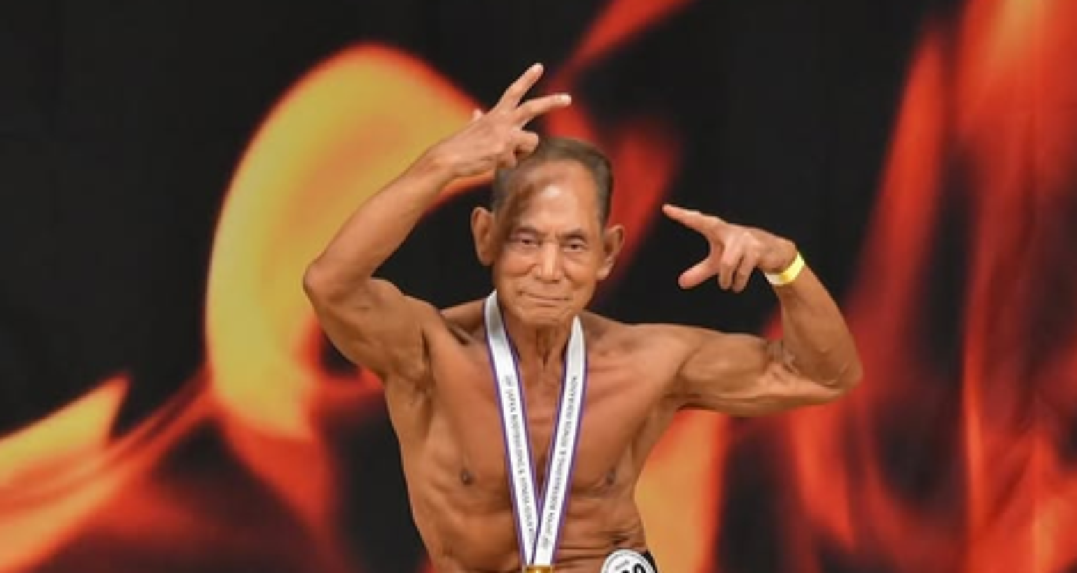 Toshisuke Kanazawa começou a competir na juventude e agora, aos 90 anos, segue na ativa