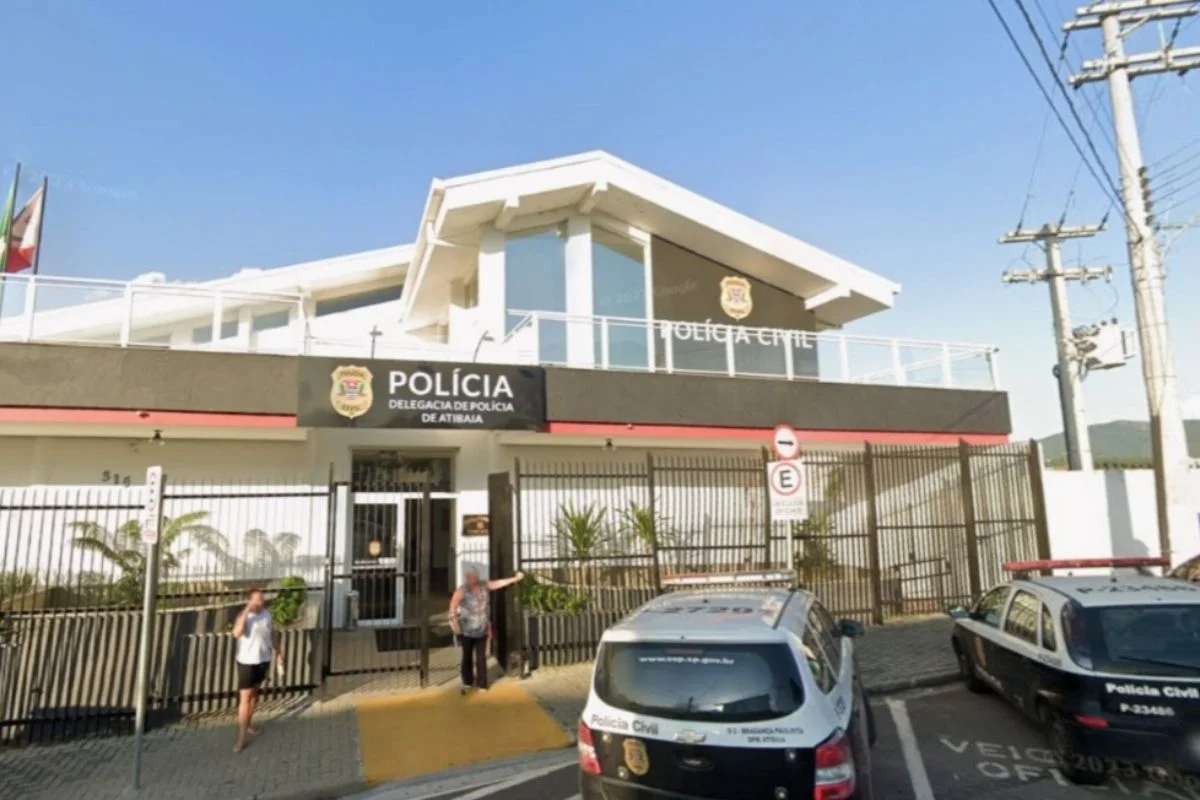 Foto colorida de fachada da Delegacia de Atibaia, interior de São Paulo.